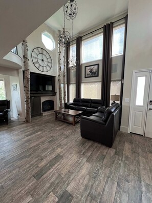 TV, fireplace, video games, books - King Home- Mountain Oasis, Pool & Views (Pocatello)