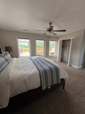 5 bedrooms, desk, WiFi, bed sheets