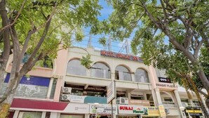 Ένα κτίριο με μια πινακίδα που αναγράφει «Hotel Swagat Inn».