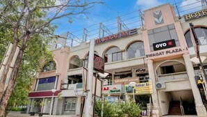 Ένα ξενοδοχείο με το όνομα «Tel Swagat Inn», το οποίο διαθέτει πινακίδες με τις ενδείξεις «Oyo» και «Navara Decor».