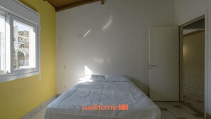 A bedroom with a bed, a window, and a door. - Casa espaçosa a 200m da Praia em Florianópolis (Florianópolis)