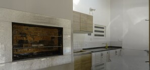 Réfrigérateur, four, batterie de cuisine, vaisselle et ustensiles