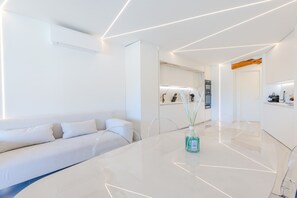 TV, books, stereo - Princes Apartment PortoCervo Beach (Direct on the Beach) (Golfo Pevero)