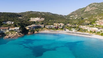 Accommodatie ligt op het strand, ligstoelen, strandlakens