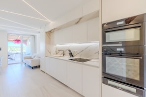 Micro-ondes, four, plaque de cuisson, lave-vaisselle