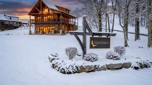 Un chalet avec une façade en bois et une enseigne indiquant « MONT EAGLE ».