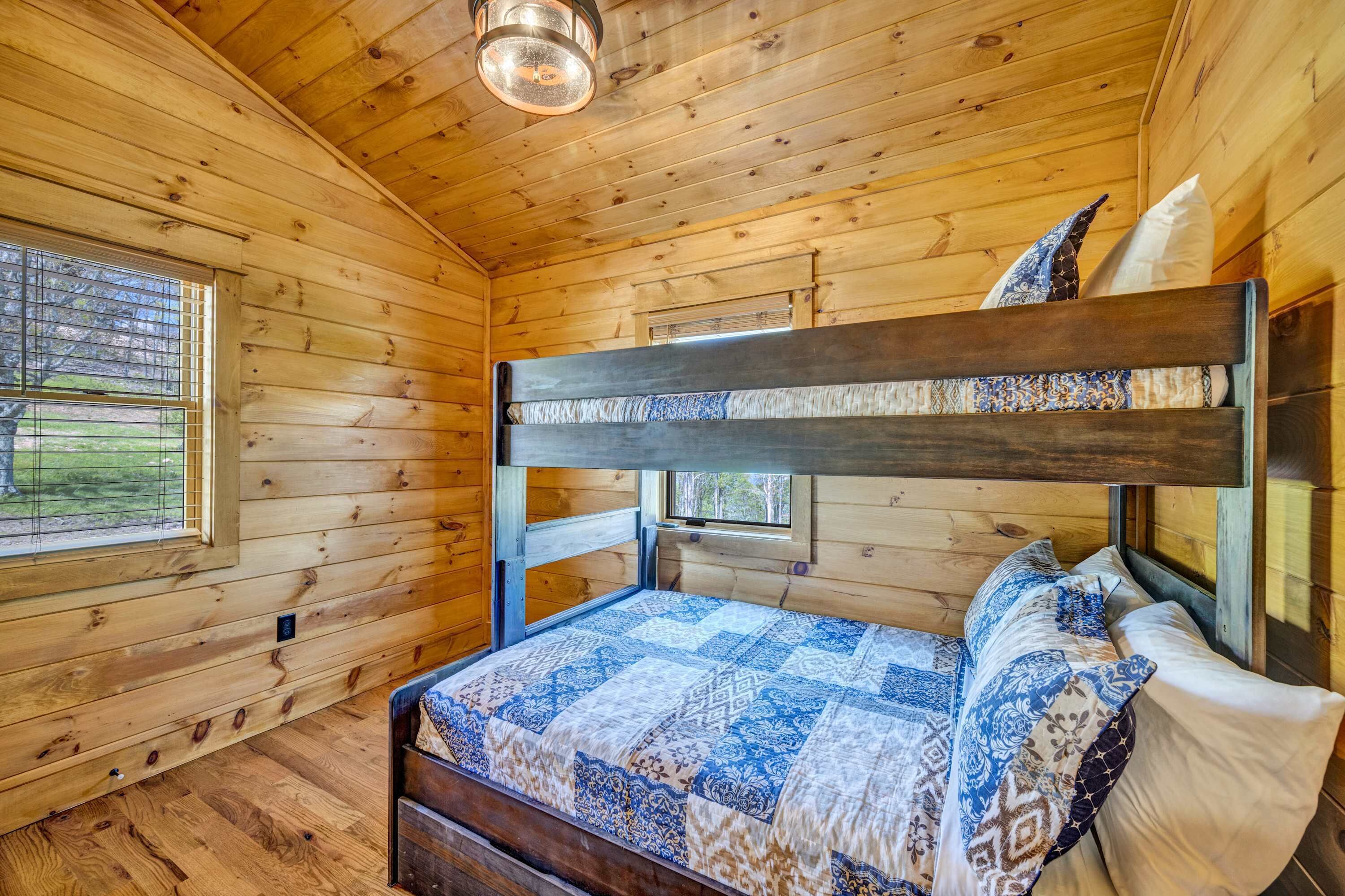 4 bedrooms, desk, iron/ironing board, WiFi