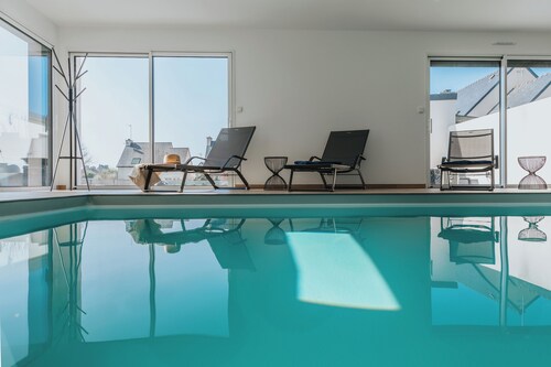 New, modern villa • Heated indoor pool 4 bedrooms 4 bathrooms - 8pers and 2children