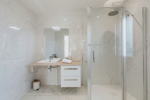 Ducha, secador de pelo, toallas, jabón