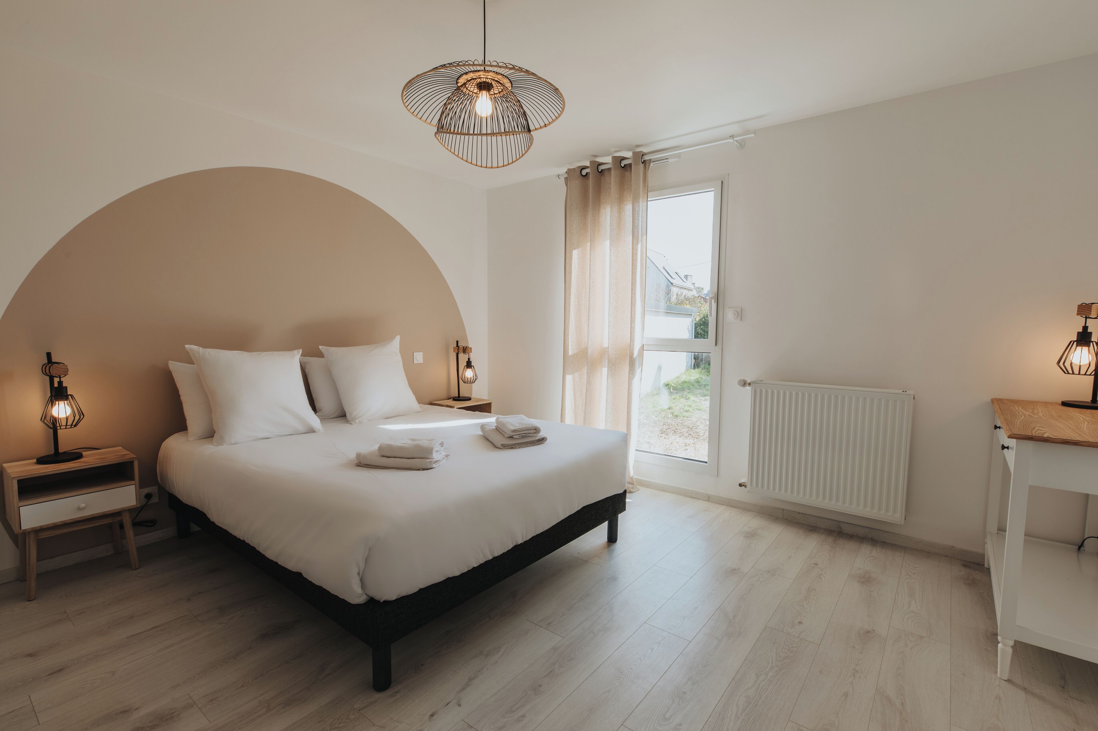 4 chambres, bureau, fer et planche à repasser, lit parapluie