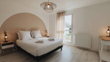 4 chambres, bureau, fer et planche à repasser, lit parapluie