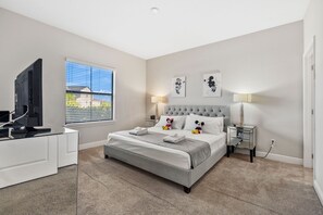 4 Schlafzimmer, Schreibtisch, Bügeleisen/Bügelbrett, Reisekinderbett