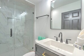 Regadera, secadora de cabello, toallas, shampoo 