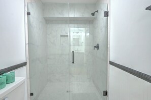 Dusche, Haartrockner, Handtücher, Shampoo
