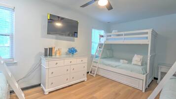 4 Schlafzimmer, Schreibtisch, Bügeleisen/Bügelbrett, WLAN