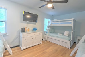 4 bedrooms, desk, iron/ironing board, WiFi