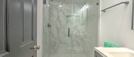 Douche, séchoir à cheveux, serviettes fournies, shampooing