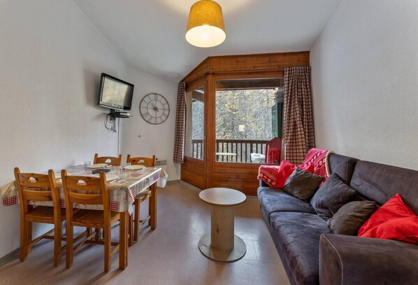 Living area - 2nd floor, view mountain, balcony, tv, 27m², Les Orres (Les Orres)