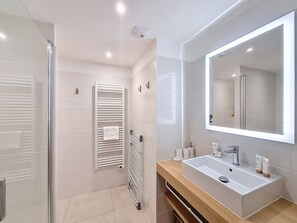 Douche, sèche-cheveux, serviettes fournies