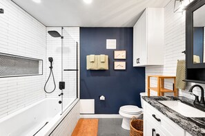 Douche, séchoir à cheveux, serviettes fournies