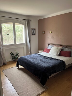 3 chambres, fer et planche à repasser, Wi-Fi, draps fournis