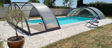 Alberca techada y alberca al aire libre