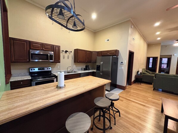 Micro-ondes, plaque de cuisson, lave-vaisselle