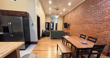 Gorgeous, downtown
apartment w/ laundry in unit