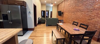 Gorgeous, downtown
apartment w/ laundry in unit