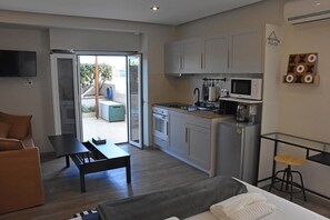 Smart TV, books - Cozy studio 50m from the beach of Rafina & 700m from the port (Rafina)