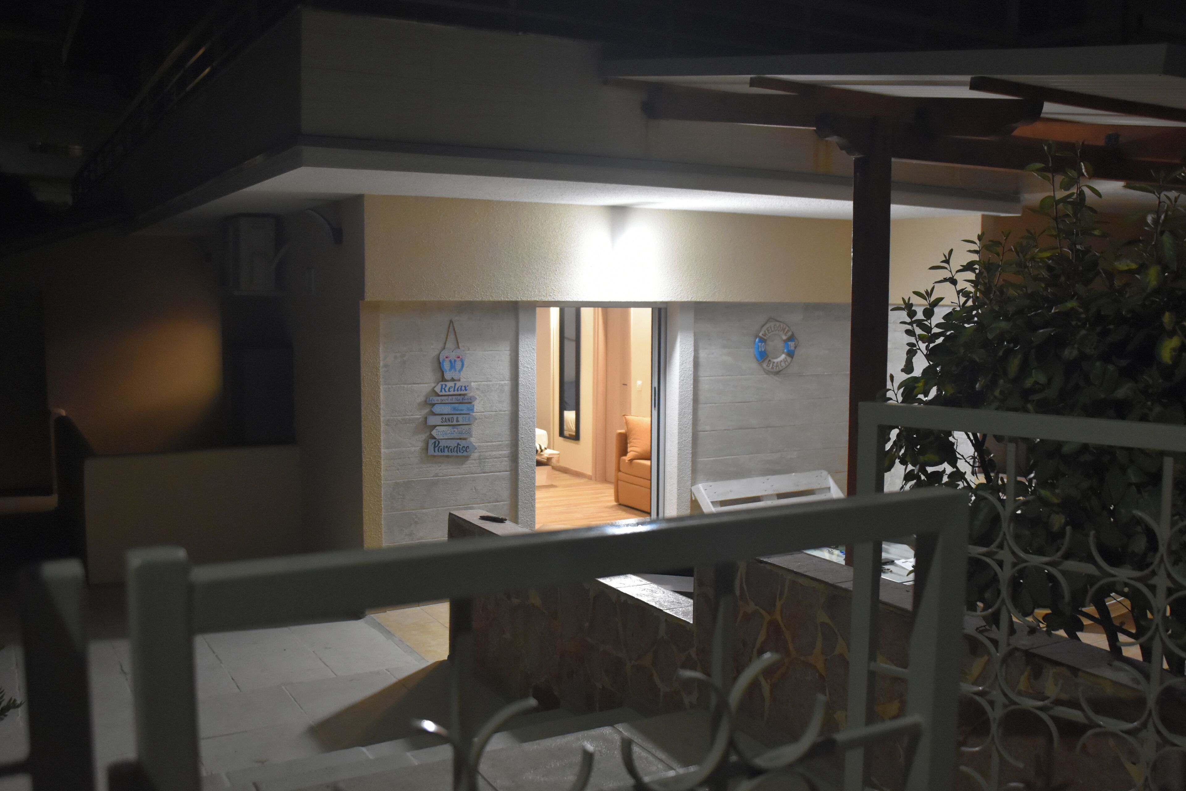 Un intérieur moderne avec un escalier menant à un espace de vie, un coin repas et une cuisine.