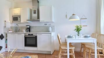 Kühlschrank, Mikrowelle, Ofen, Geschirrspüler