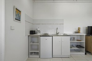 Frigorífic, microones, cafetera i tetera i torradora