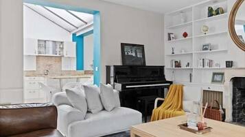 TV connectée, cheminée, livres