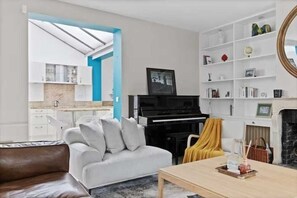 TV connectée, cheminée, livres