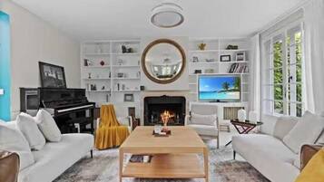 TV connectée, cheminée, livres