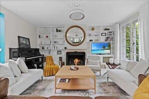 TV connectée, cheminée, livres