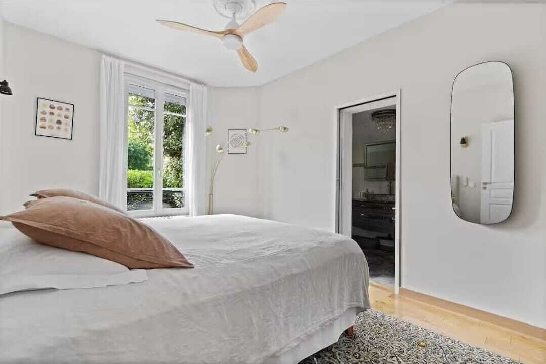 3 bedrooms, desk, iron/ironing board, WiFi (free)