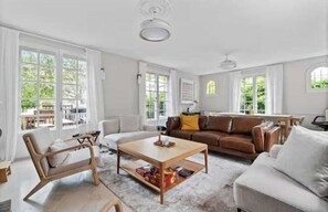 Smart TV, fireplace, books