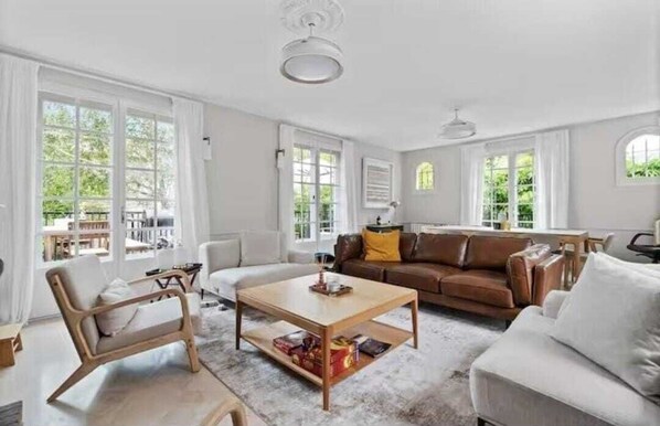 Smart TV, fireplace, books