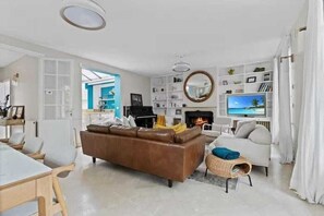 Smart TV, chimenea y libros 