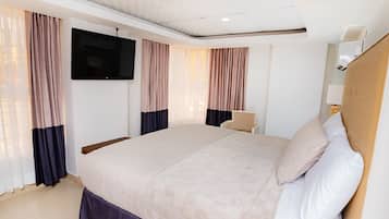 Deluxe Room | Laptop workspace, free WiFi