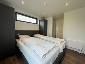 3 عدّة غرف نوم وطراز فريد لكل وحدة وملاءات أسرّة