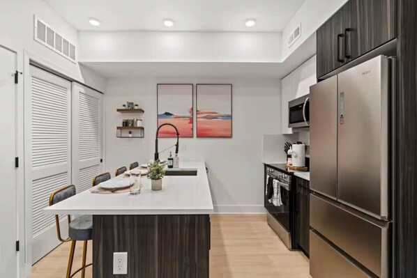 Een koelkast, een magnetron, een oven, een kookplaat