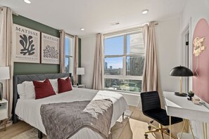 1 slaapkamer, een bureau, een strijkplank/strijkijzer, reisbedje