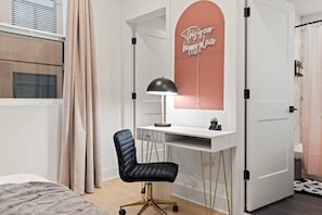 1 habitación, escritorio, tabla de planchar con plancha y cuna de viaje
