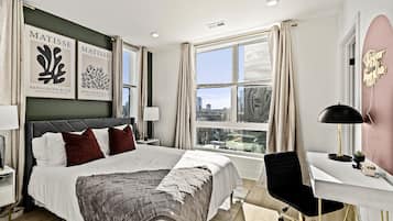 1 slaapkamer, een bureau, een strijkplank/strijkijzer, reisbedje