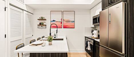 Refrigerador, microondas, horno y parrilla de estufa