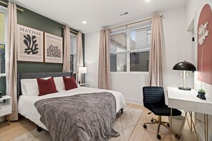 1 Schlafzimmer, Schreibtisch, Bügeleisen/Bügelbrett, Reisekinderbett