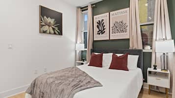 Een bureau, een strijkplank/strijkijzer, reisbedje, wifi